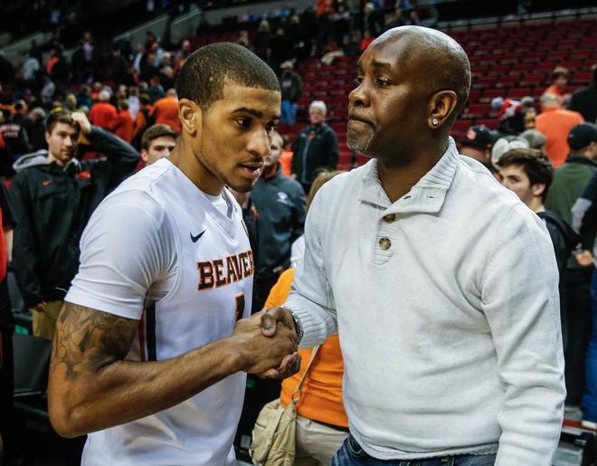 奇球员穿过 奇球员穿过