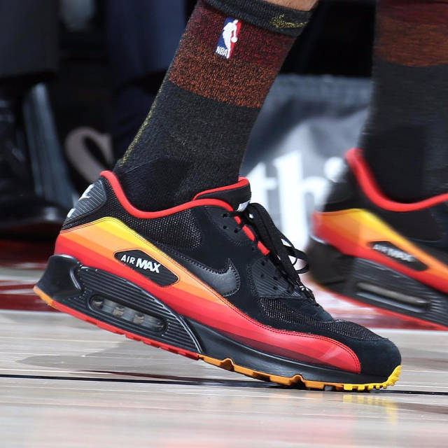 三中场稳住 三中场稳住